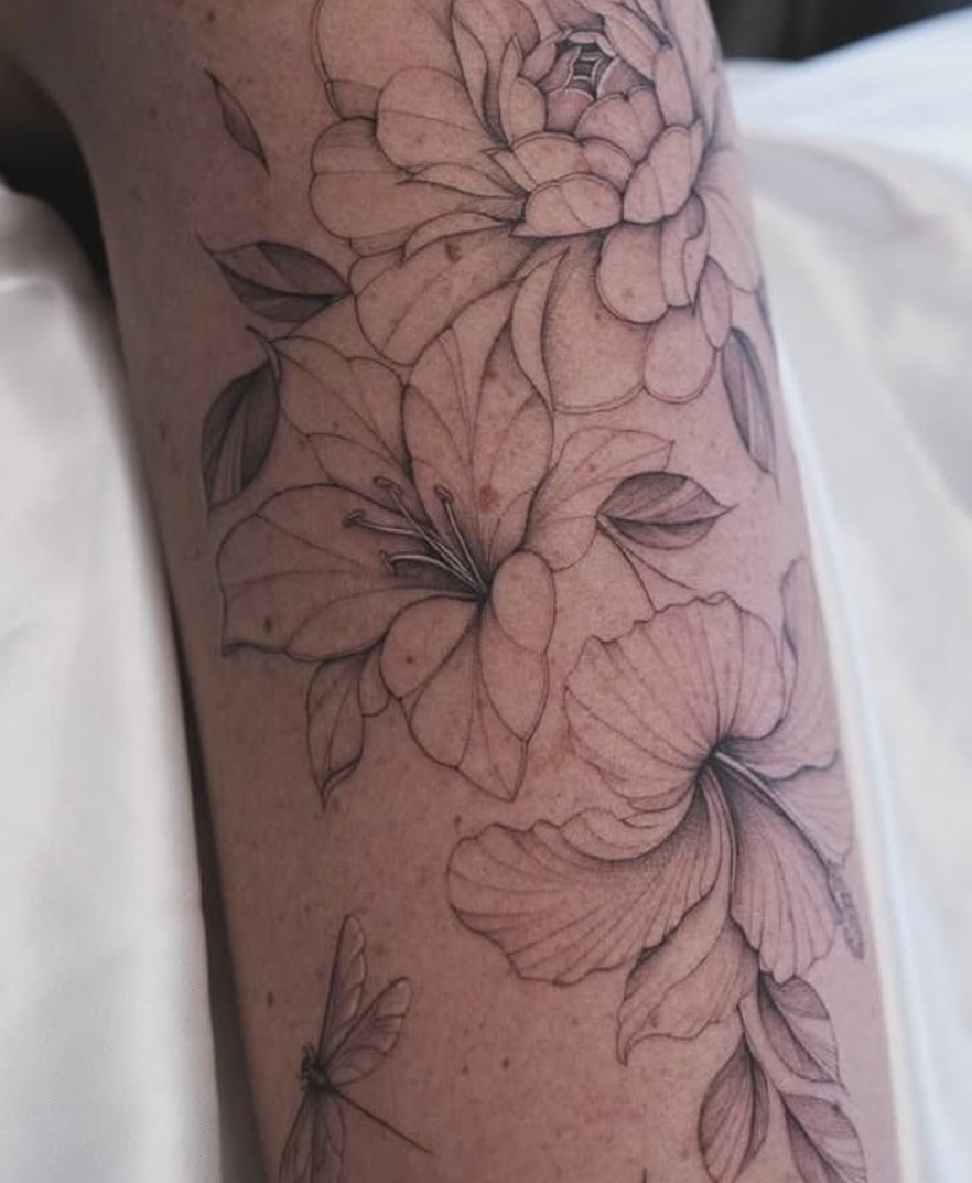 Fineline tattoo met bloemen over de hele onderarm