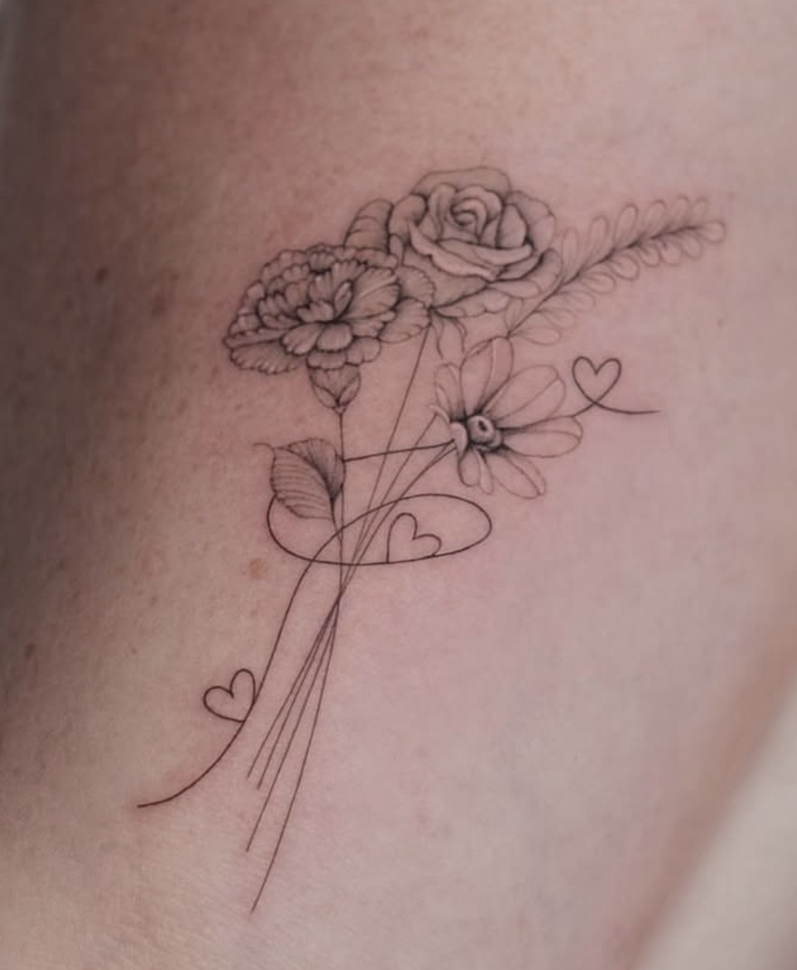 Fineline tattoo van een boeketje met fijne hartjes