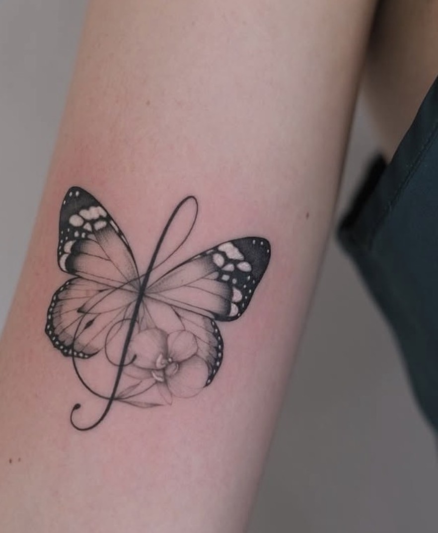 Fineline tattoo van een vlinder met een roos op de arm