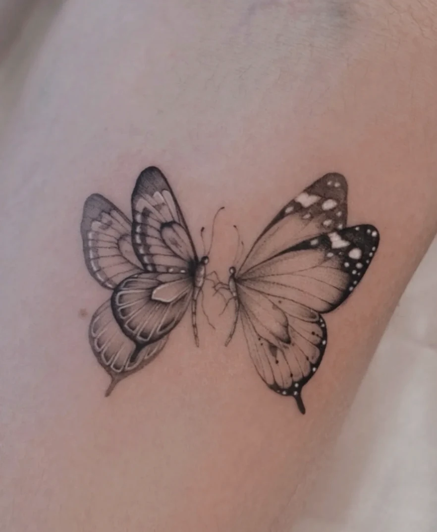 Fineline tattoo met twee vlinders