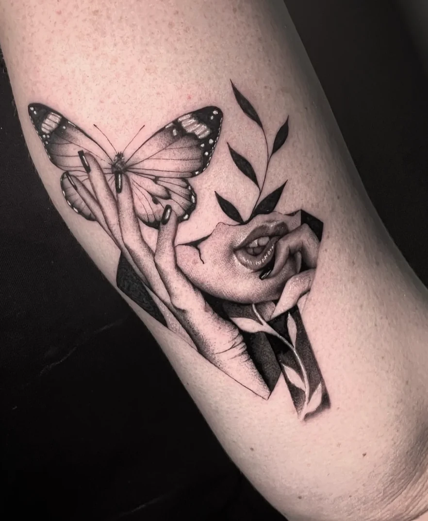 Minirealisme tattoo met hand, vlinder en roos