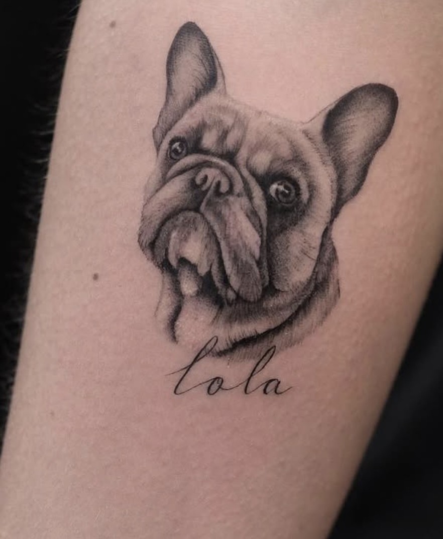 Minirealisme tattoo van een Franse bulldog met de naam Lola