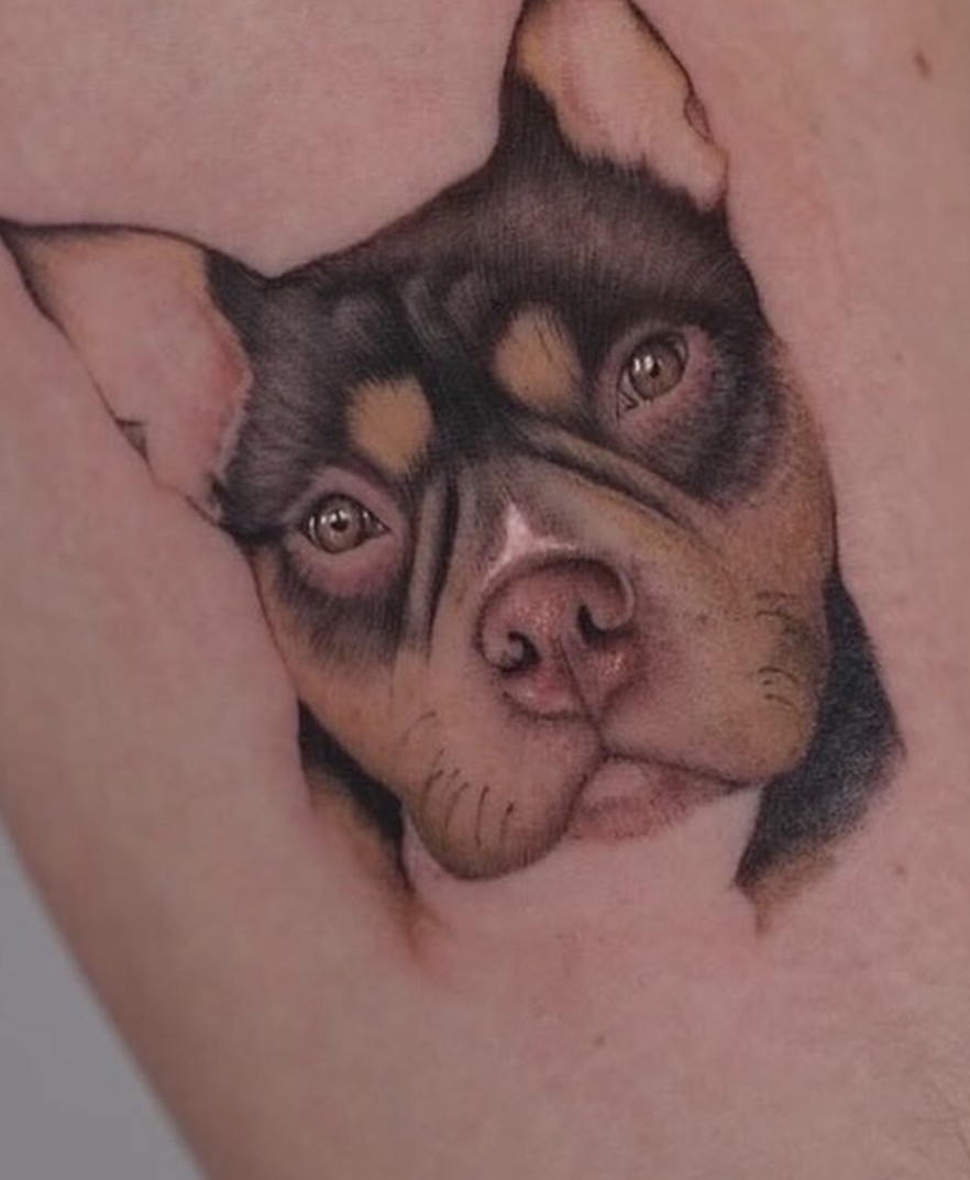 Minirealisme tattoo van een hondenportret in kleur