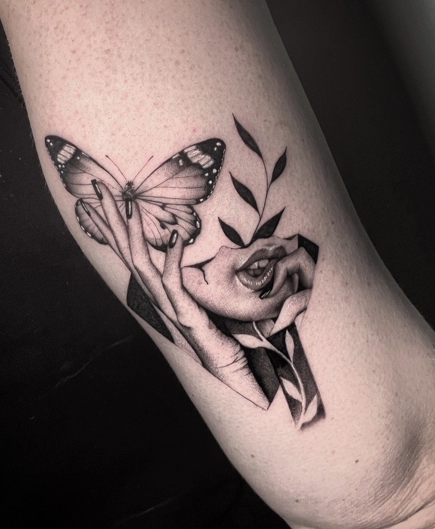 Minirealisme tattoo van een vlinder met een roos op de bovenarm
